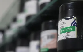 Potes de matéria-prima com etiqueta de aprovado nas prateleiras do laboratório da Pharmativa