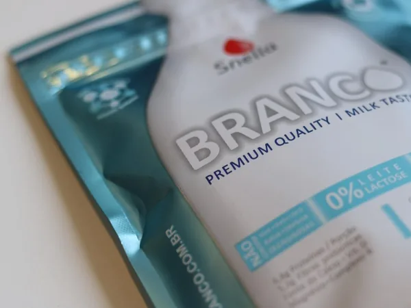 Sachê de suplemento proteico zero lactose sobre a bancada